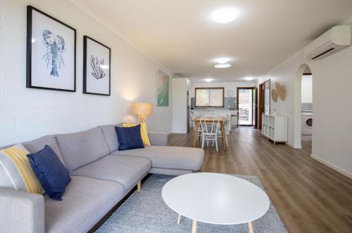 Modern Beachside Comfort 3 Minutes to the Beach