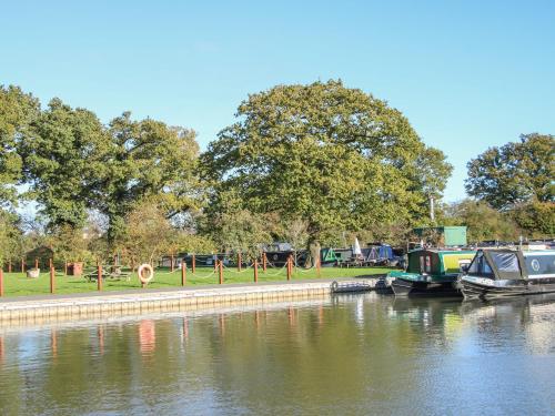 A szálláshely kívülről, The Tyre Barn in Whitchurch