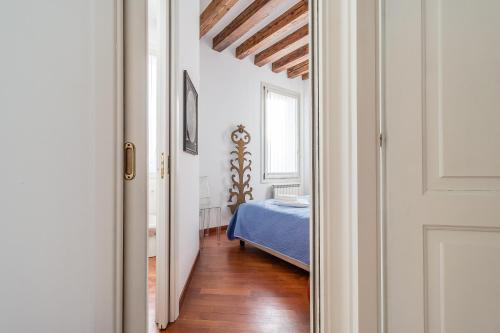 7 WINDOWS ON VENICE - image 10