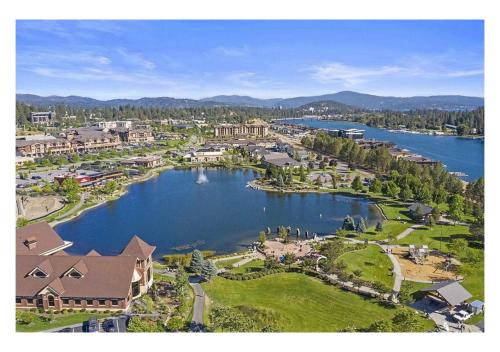 . Modern Riverstone Condo with Grand Deck - Steps to Shops, Restaurants, Trails and River