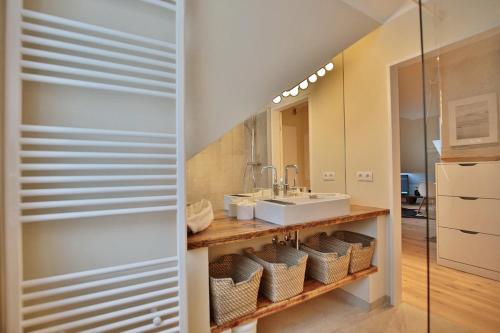 One-Bedroom Apartment image 4