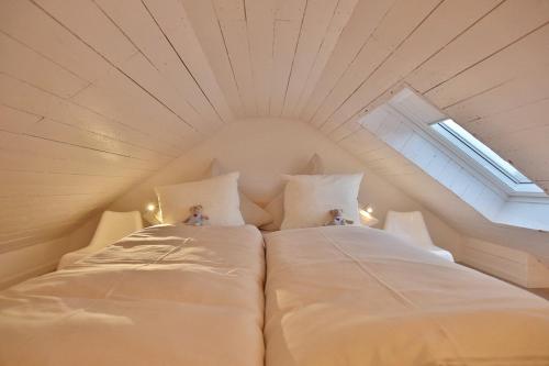 One-Bedroom Apartment image 9