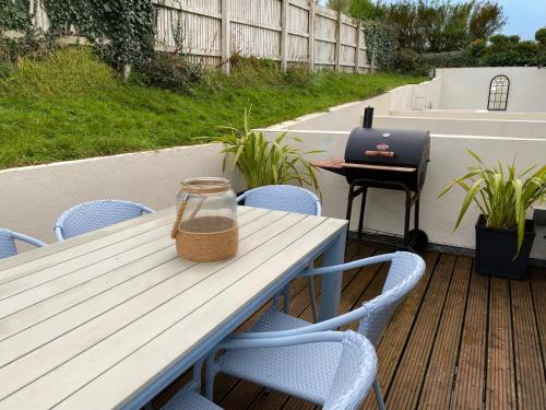 Balcony/terrace, OHANA HOUSE - Unbeatable Location - UK's Best Beaches in Newquay Waterfront