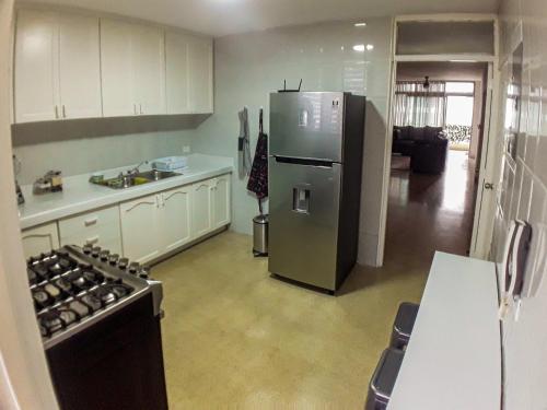 Cocina, Habitaciones privadas en un departamento encantador in Obarrio