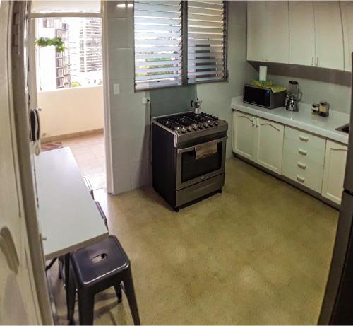 Cocina, Habitaciones privadas en un departamento encantador in Obarrio