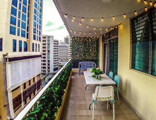 Terraza/balcón, Habitaciones privadas en un departamento encantador in Obarrio