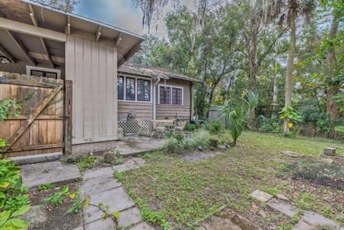 Chic Ocala Home with Yard about 1 Mi to Dtwn Square in 歐卡拉東北