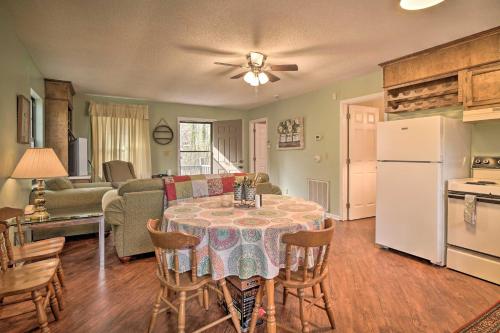 . Inviting Apartment with Deck in Smoky Mountains