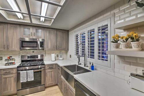 Vegas House with Spa Mini Golf Home Theater Deck! - image 11