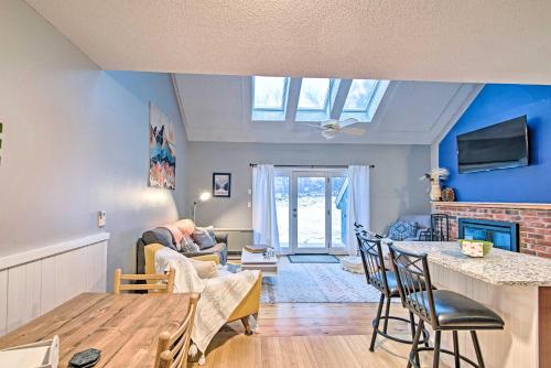 Ski-InandSki-Out Tenney Mountain Condo with Fireplace! in Plymouth (New Hampshire)