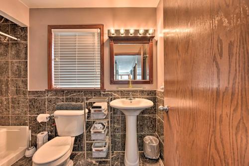 Cozy Couples Retreat with Deck Steps to Marina - image 7