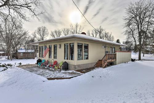 Pet-Friendly Retreat with Deck Steps to Marina! in วาบาสชา (MN)