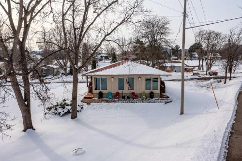 Cozy Couples Retreat with Deck Steps to Marina - image 9