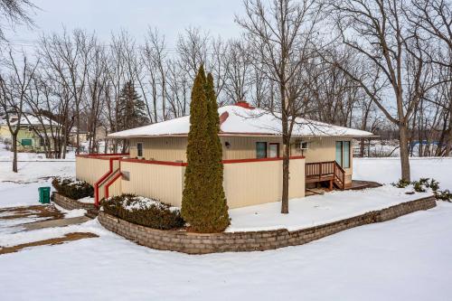 Pet-Friendly Retreat with Deck Steps to Marina! in วาบาสชา (MN)