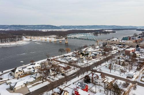 Pet-Friendly Retreat with Deck Steps to Marina! in วาบาสชา (MN)