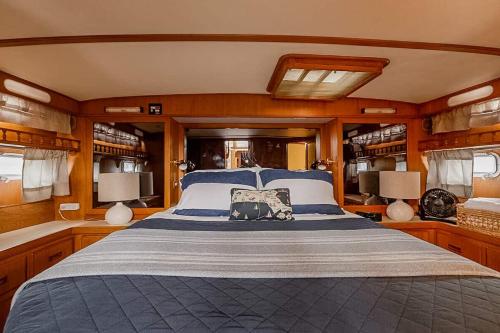 2BR Spacious & Comfy 43' Yacht - Heat & AC - On the Freedom Trail - Best Nights Sleep, Boston (Foto 10)