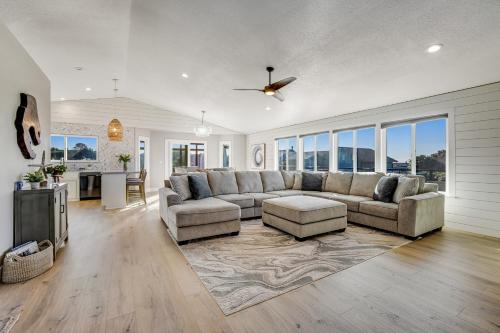 Stylish House with Ocean Views Hot Tub Game Room in Cleone (CA)