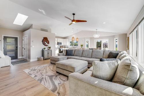 Stylish House with Ocean Views Hot Tub Game Room in Cleone (CA)