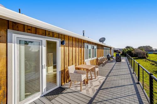 Stylish House with Ocean Views Hot Tub Game Room in Cleone (CA)