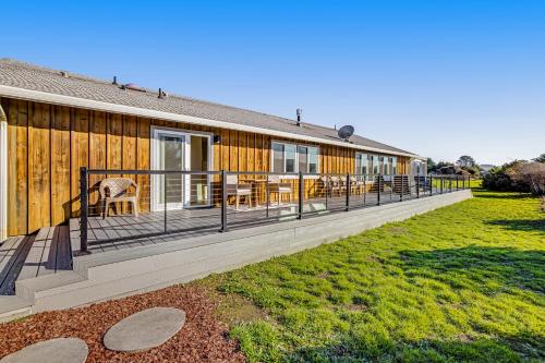 Stylish House with Ocean Views Hot Tub Game Room in Cleone (CA)