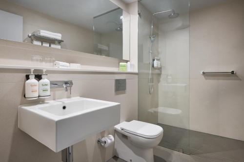 Holiday Inn WEST PERTH Room Type - Standard King Room