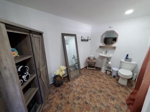 Aguadilla Breeze apt in gated complex 8 minute walk to Crashboat beach - image 12