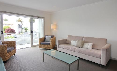 Crowsnest Apartments Room Type - Two-Bedroom Apartment with Partial Water View
