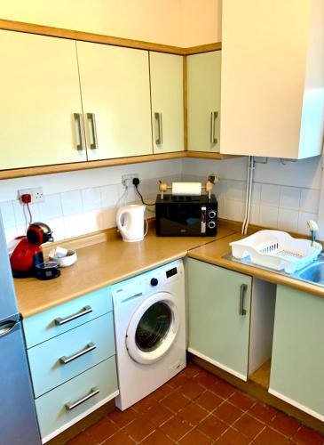 Contemporary 2 Bedroom Victorian Town House - Sleeps up to 6 in 金伯利