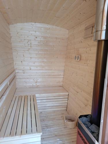 Kaszubskie Zacisze dom nad jeziorem, sauna, balia ogrodowa in Lipusz