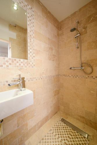 Beautiful 9-bed property near the beach and town centre