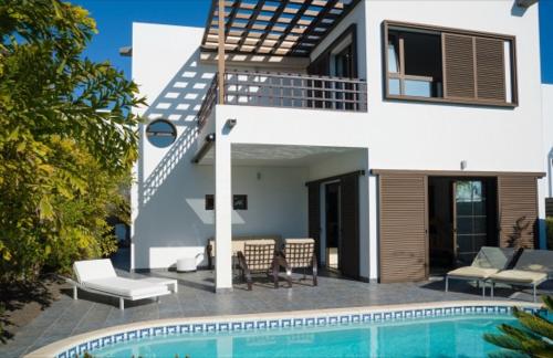 Sea views modern villa for relaxing holidays 1