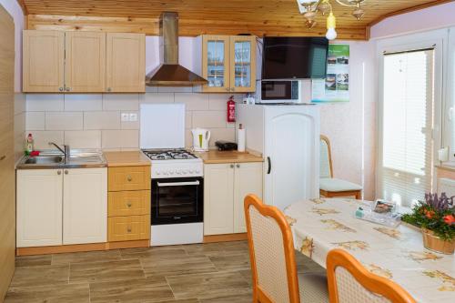 ห้องครัว, Apartment Jorsi with Mountain View in โมซีเรีย