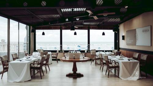 Restaurant, Hotel Villa Rosario II, Edificio Moderno in Ribadesella