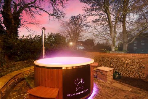 Regal Roost - The Coach House - HOT TUB