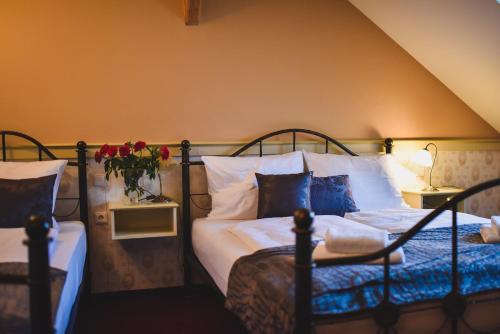 1 queen bed, 1 twin bed