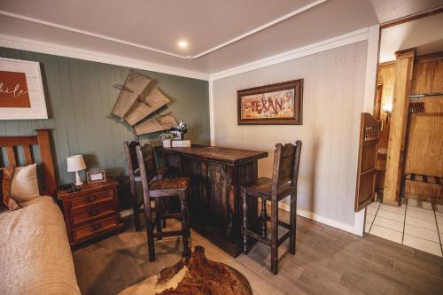 Deluxe Big Texan Multi Suite – Amarillo, TX