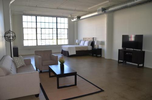 Los Angeles Fashion District 30 Days Stays - image 12