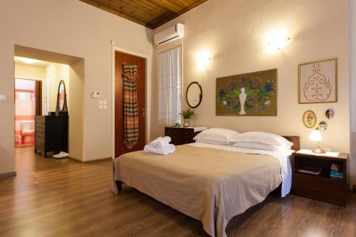 Psyri Neoclassical House Yard Free Parking, Athens (photo 9)