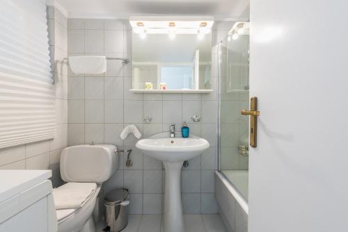 Renovated apt for 6 close to Metro - main image