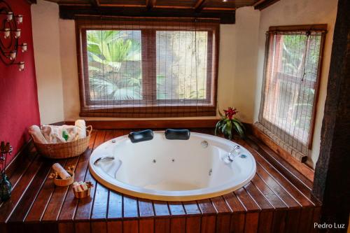 Pezsgőfürdő, Pousada Villa Luna in Penedo (Rio de Janeiro)