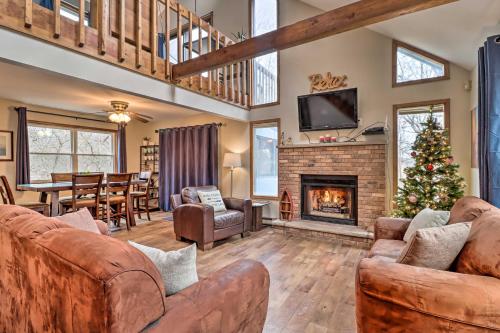 Poconos Escape with Hot Tub Less Than 7 Mi to Ski Slopes!