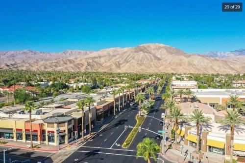 Mid Century Modern Living walking distance to El Paseo