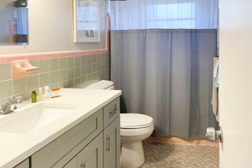 Bathroom, Bright Bungalow with Porch Walk to Ormond Beach! in Ormond-By-The-Sea