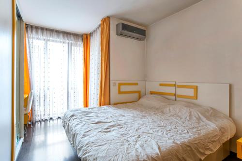 Vibrant Top Central Studio