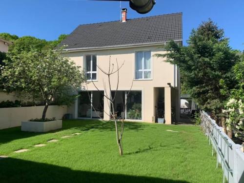 Grande villa lumineuse portes de Paris et de Disneyland Paris gîte à louer Tremblay-en-France