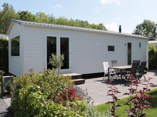 B&B Tzummarum - Tidy chalet with a microwave, near the Wadden Sea - Bed and Breakfast Tzummarum