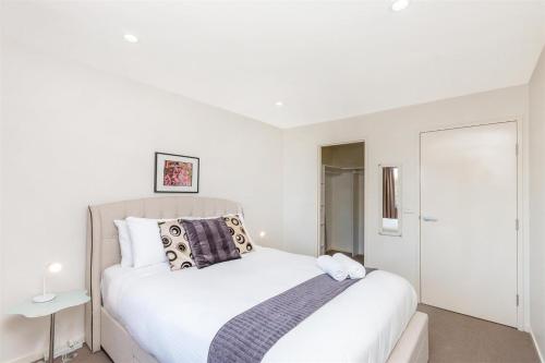Modern Canberra Living in Great City Location