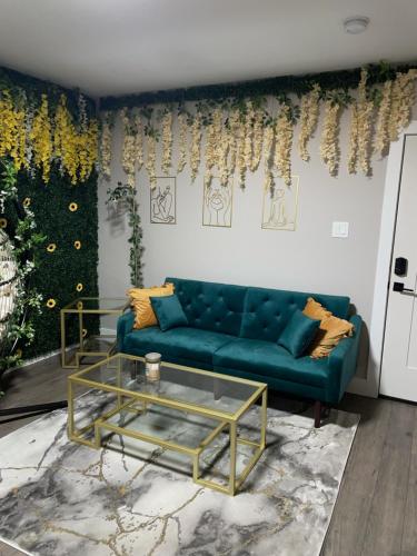 Instagram Worthy Flower House in University City-KING&QUEEN Beds