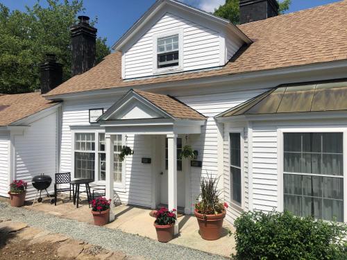 Farmhouse 3 - Farm Road Estate - 3mi to Mt Snow