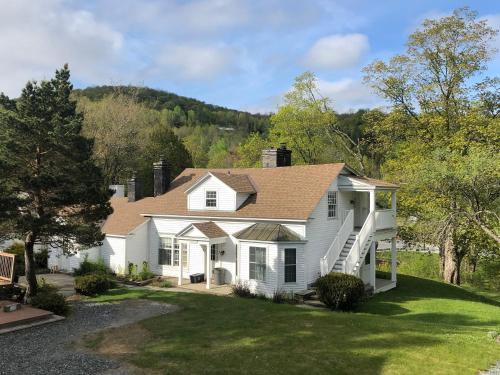 Farmhouse 4 - Farm Road Estate - 3 mi to Mt Snow
